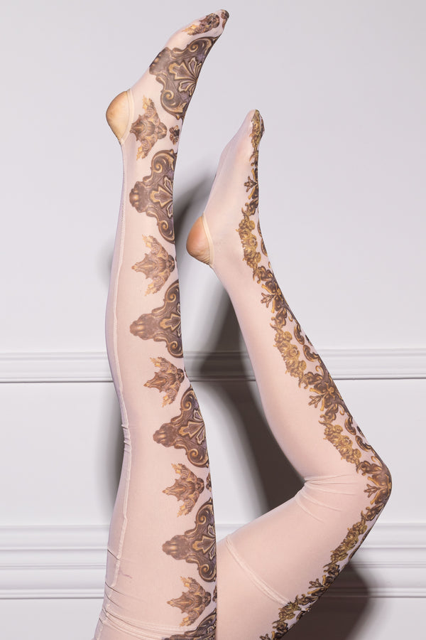 Lenna Munkácsy fehér harisnya